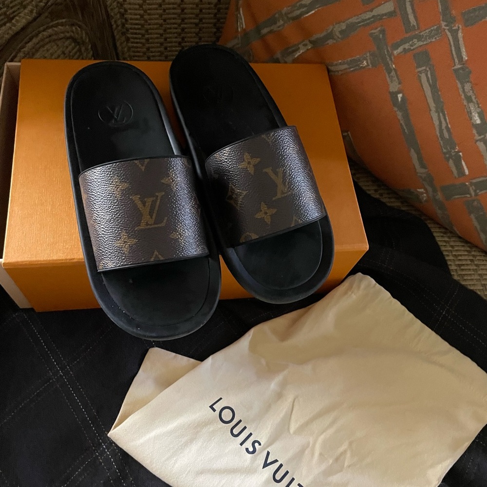 Louis Vuitton Sunbath Flat Mules RARE! Size 39